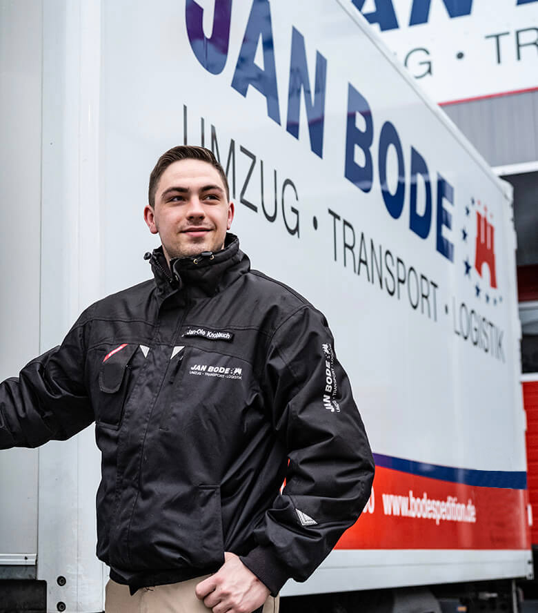 Mitarbeiter der Spedition Jan Bode beim Einsteigen in einen LKW.