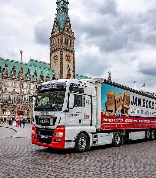 umzugsunternehmen-hamburg-spedition-jan-bode Ein LKW mit Schriftzügen der Spedition Jan Bode steht vor dem Hamburger Rathaus