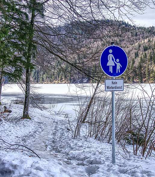 winterdienst-lagerverkauf-salz-und-granulat-spedition-jan-bode Fußgängerverkehrsschild mit "kein Winterdienst" auf einem verschneitem Waldweg