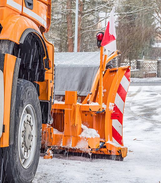 winterdienst-unimog-mit-schneeschild-spedition-jan-bode Unimog schiebt mit seinem Schild Schnee von der städtischen Seitenstraße