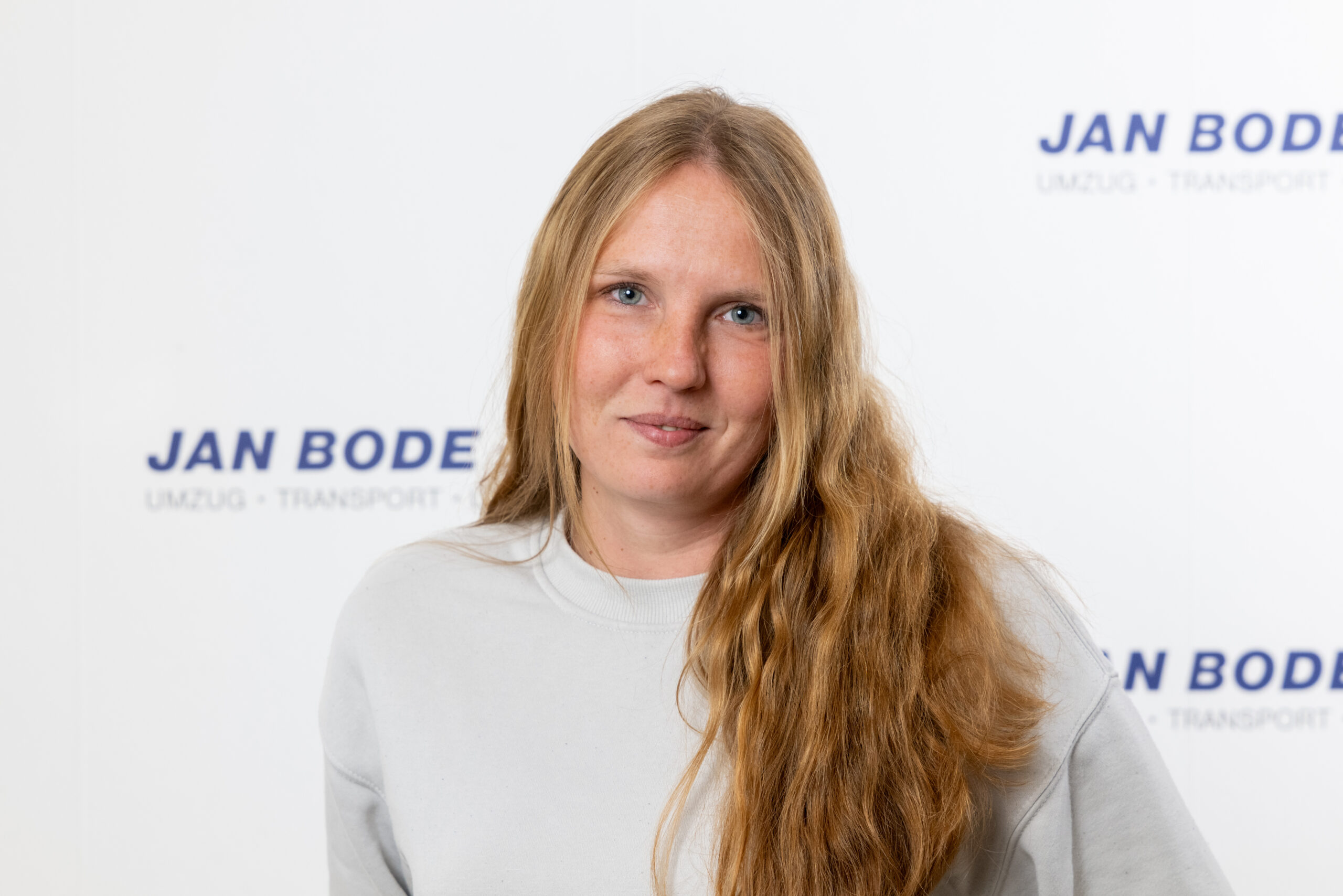 Jan Bode Logo mit rotem Burg-Symbol und den Worten: Umzug. Transport. Logistik.