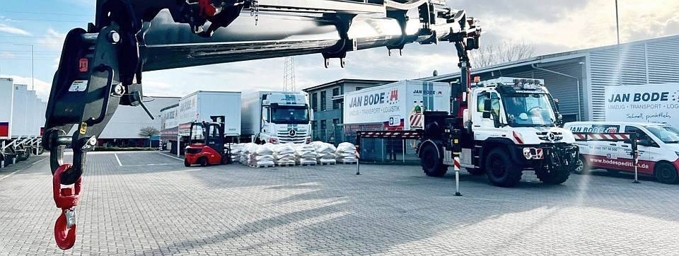 LKW-Ladekran mit Teleskopausleger mit der Aufschrift "Spedition Jan Bode"